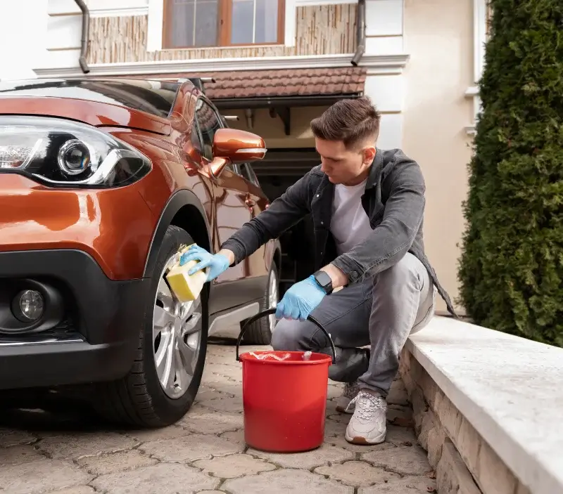 Lavage auto à domicile Vallières-les-Grandes : professionnel intervenant sur un véhicule